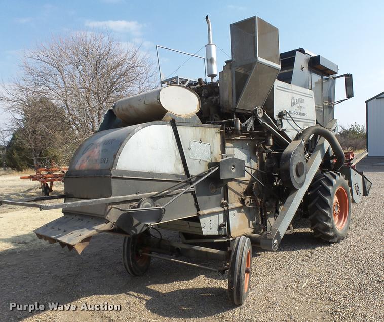image for item DB1977 Gleaner E combine