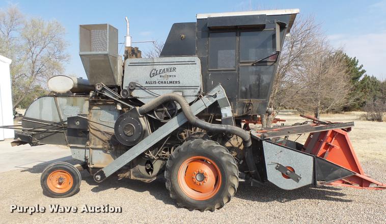 image for item DB1977 Gleaner E combine