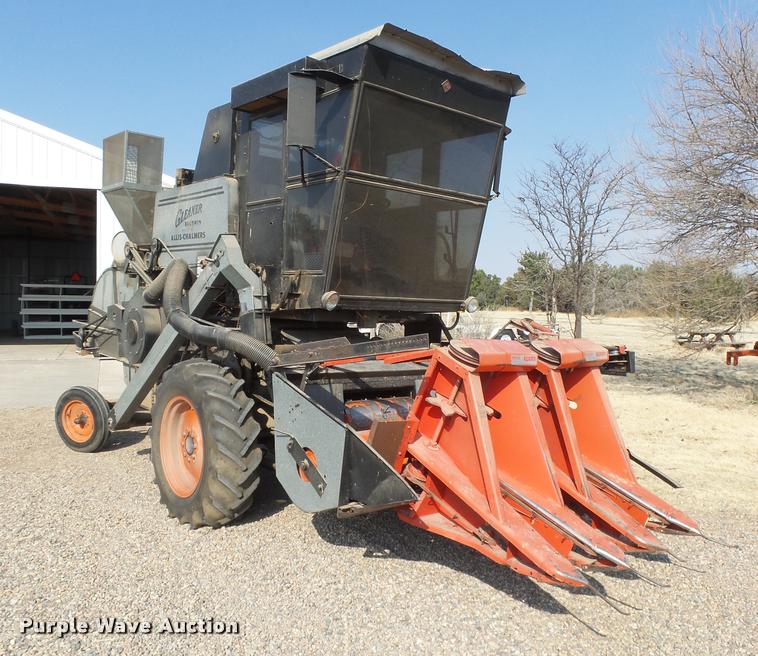 image for item DB1977 Gleaner E combine