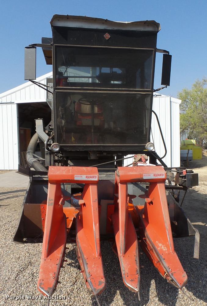 image for item DB1977 Gleaner E combine