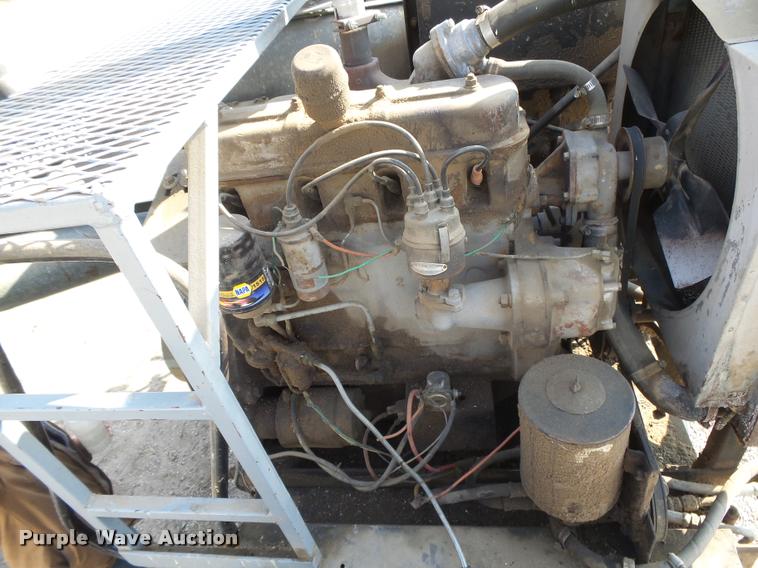 image for item DB1977 Gleaner E combine