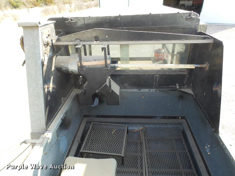 image for item DB1977 Gleaner E combine