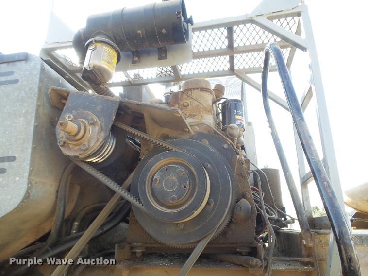 image for item DB1977 Gleaner E combine