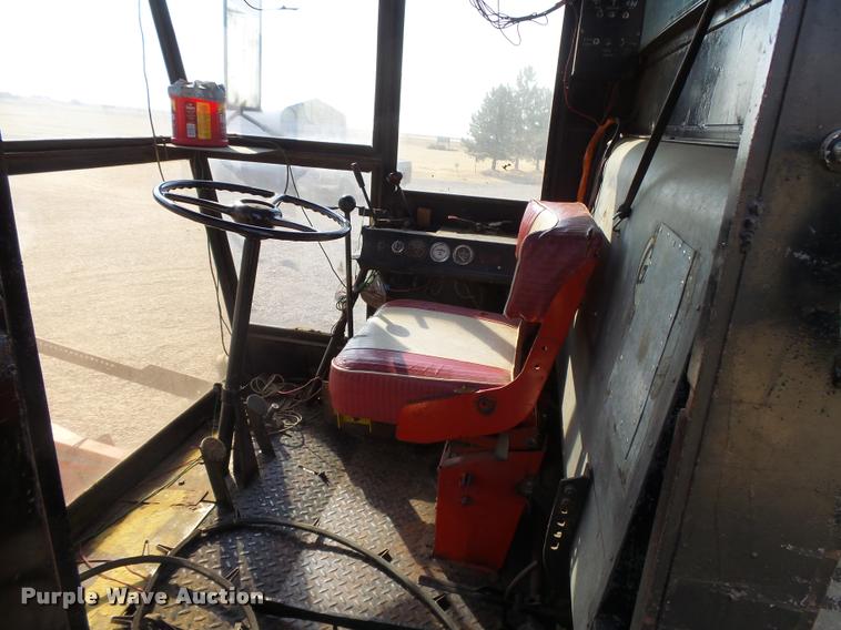 image for item DB1977 Gleaner E combine