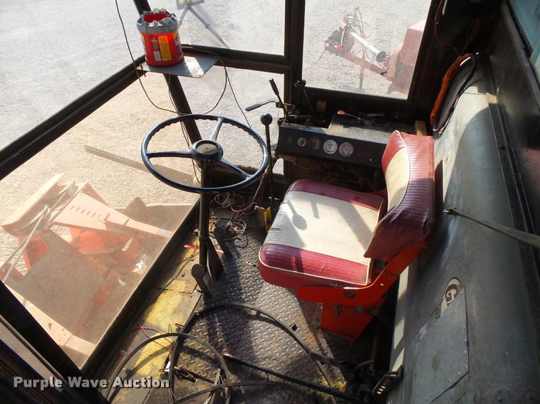 image for item DB1977 Gleaner E combine