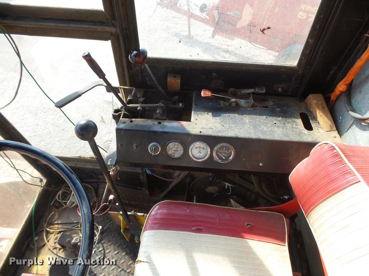 image for item DB1977 Gleaner E combine