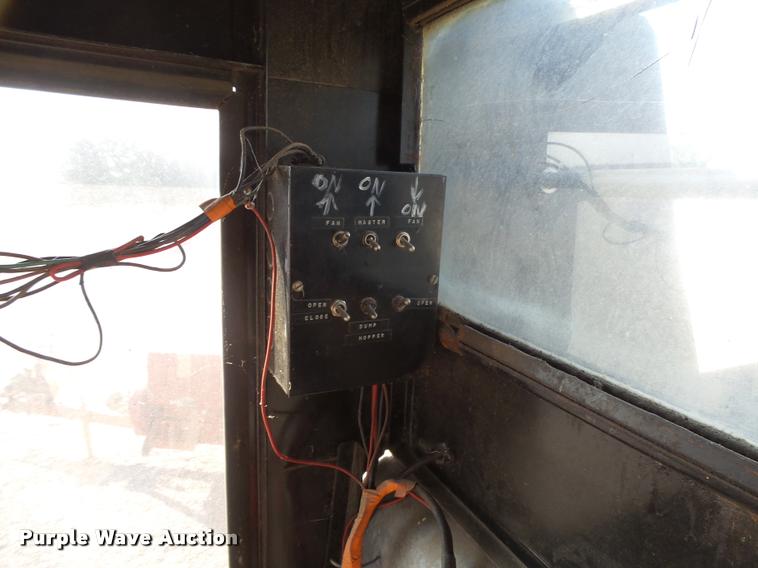 image for item DB1977 Gleaner E combine