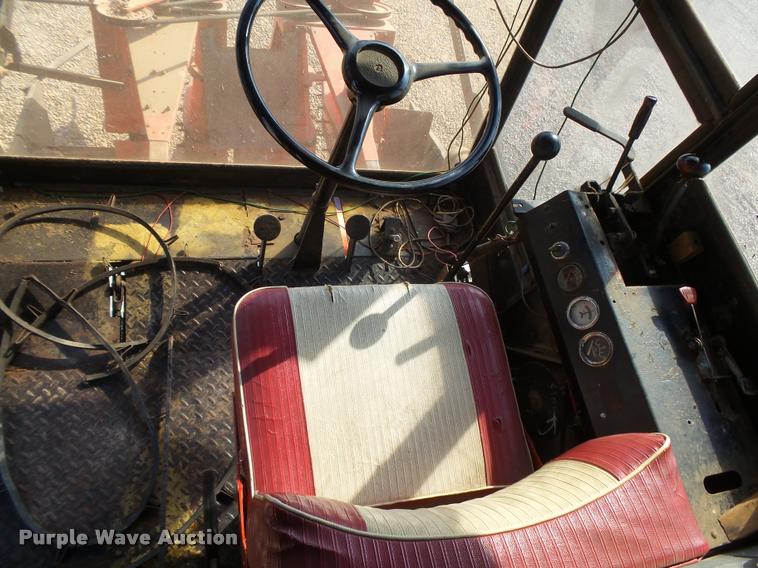 image for item DB1977 Gleaner E combine