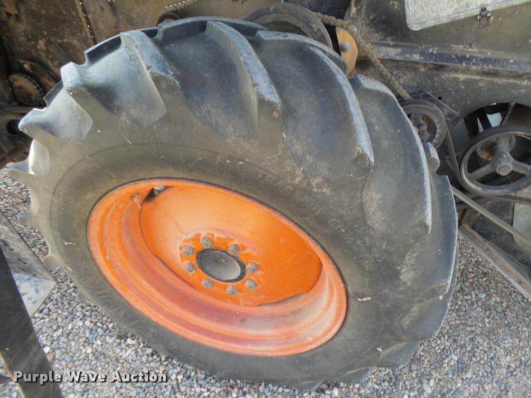 image for item DB1977 Gleaner E combine