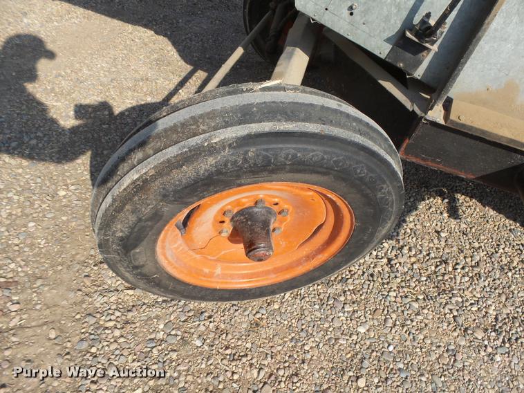 image for item DB1977 Gleaner E combine