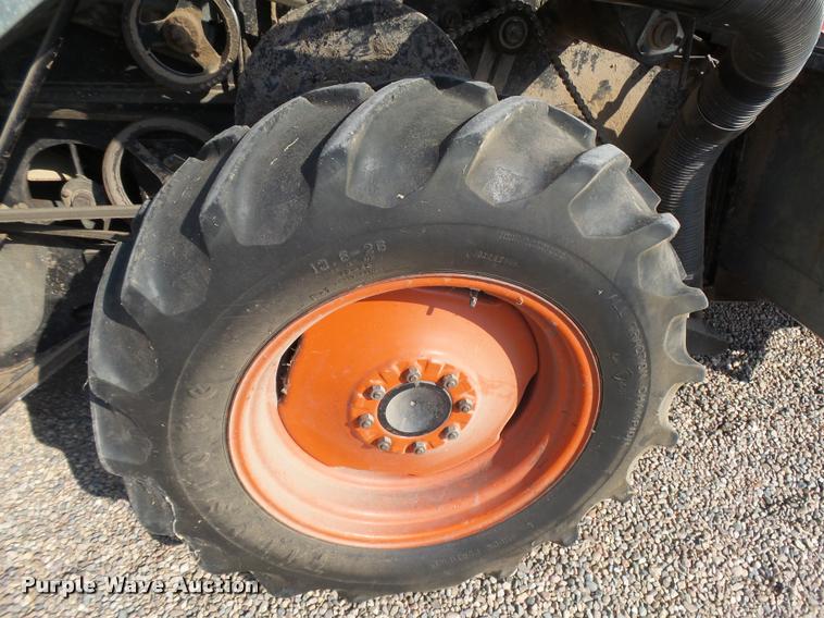 image for item DB1977 Gleaner E combine