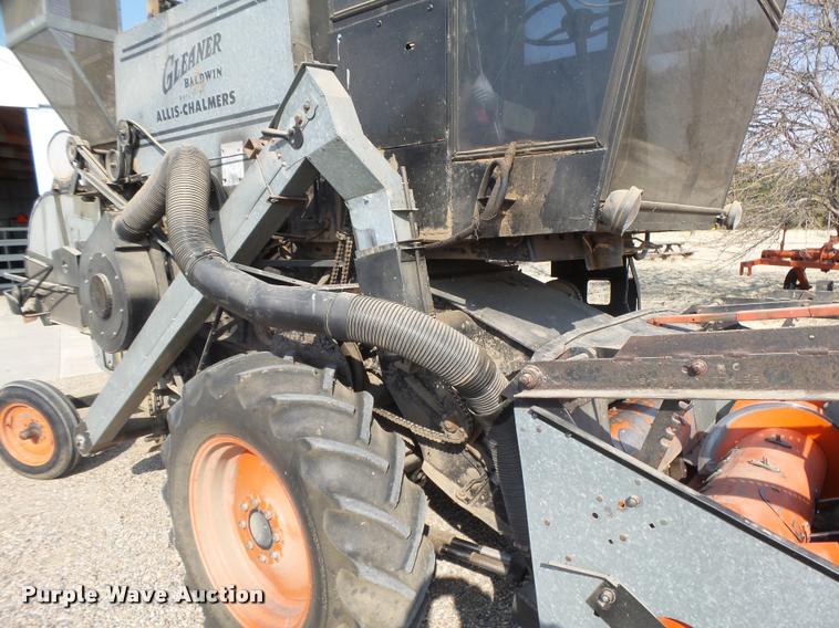 image for item DB1977 Gleaner E combine