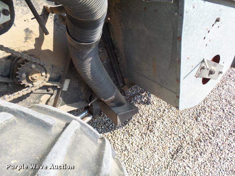 image for item DB1977 Gleaner E combine