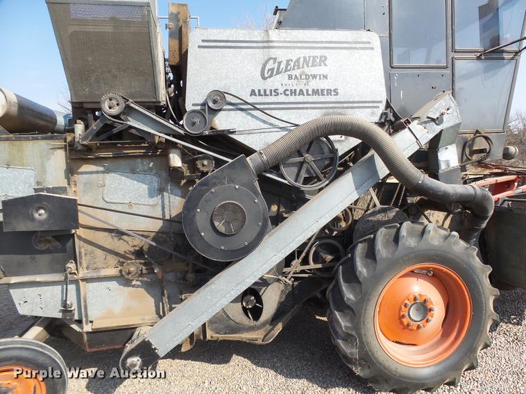 image for item DB1977 Gleaner E combine