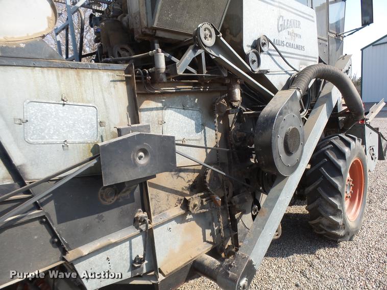 image for item DB1977 Gleaner E combine