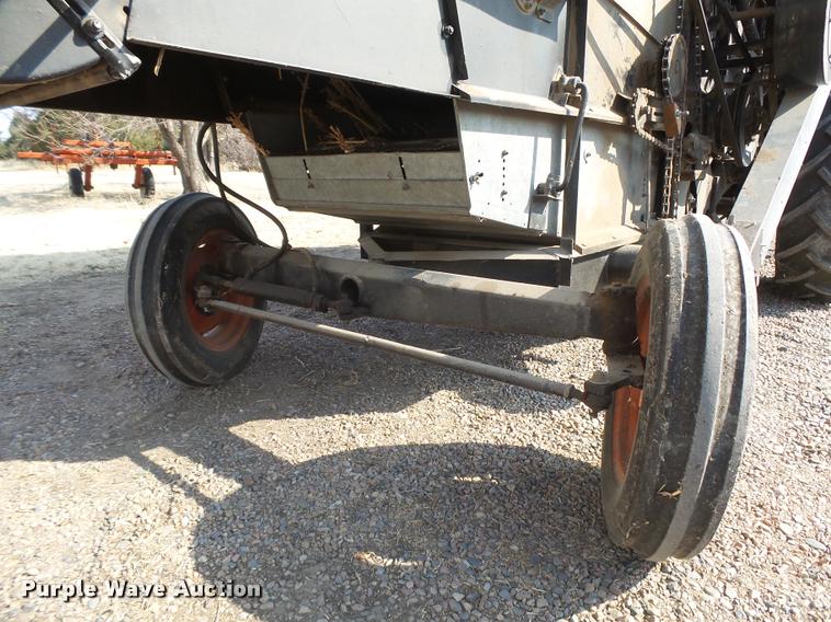 image for item DB1977 Gleaner E combine