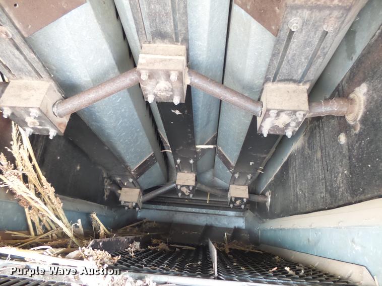 image for item DB1977 Gleaner E combine