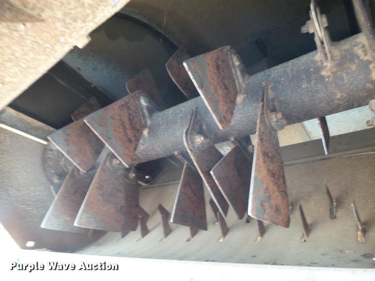 image for item DB1977 Gleaner E combine