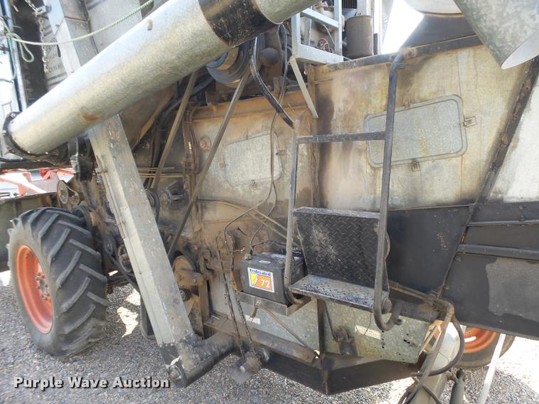 image for item DB1977 Gleaner E combine