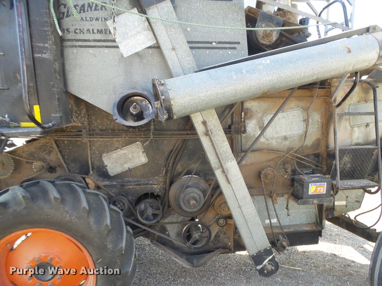 image for item DB1977 Gleaner E combine