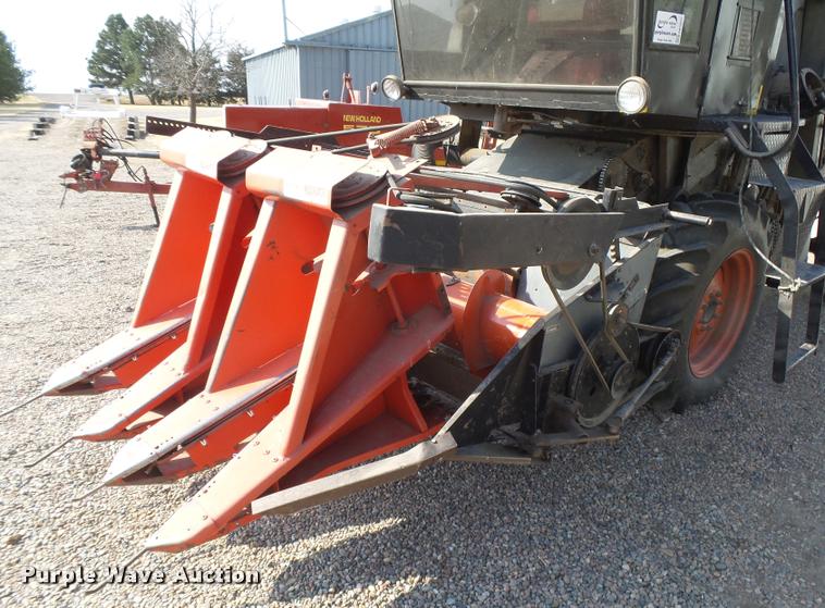 image for item DB1977 Gleaner E combine