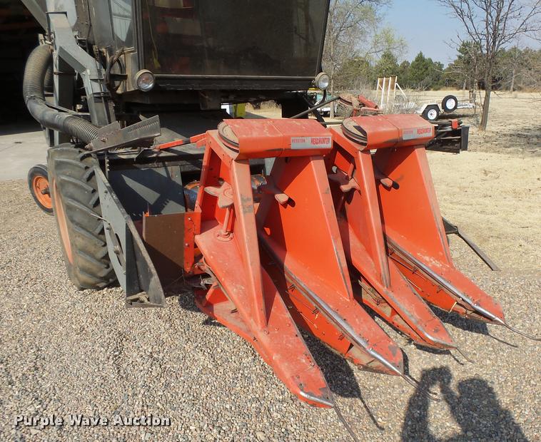 image for item DB1977 Gleaner E combine