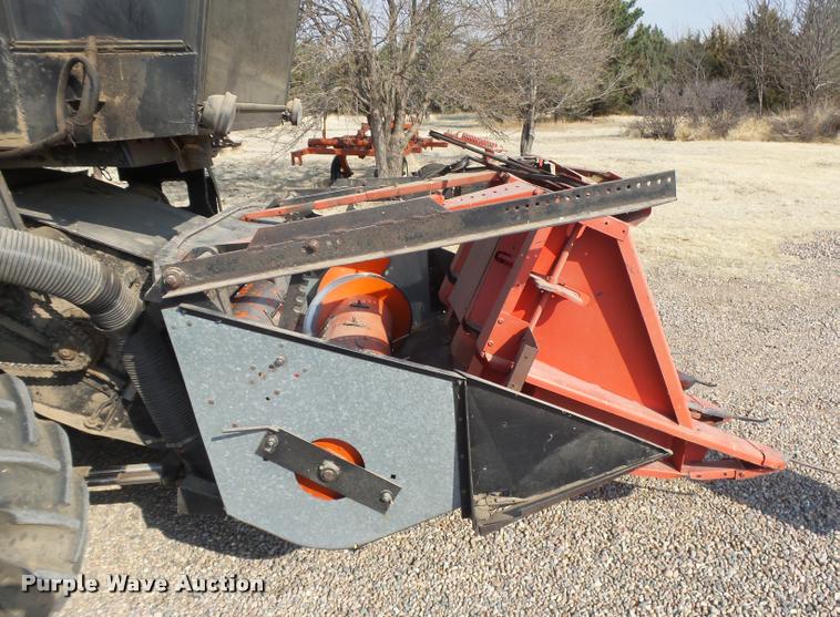 image for item DB1977 Gleaner E combine