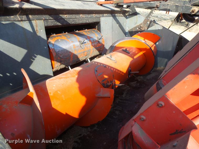 image for item DB1977 Gleaner E combine