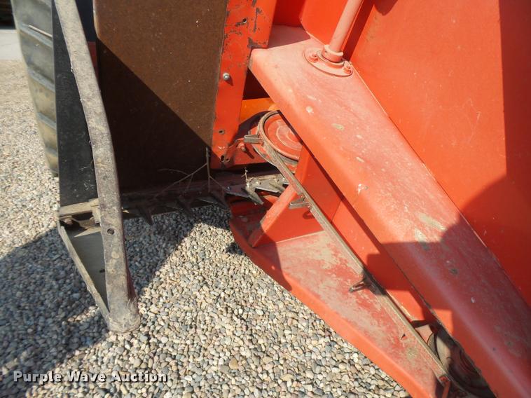 image for item DB1977 Gleaner E combine