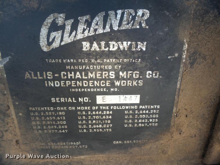 image for item DB1977 Gleaner E combine