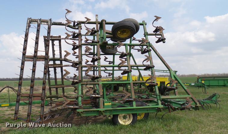 image for item DB2498 John Deere 960 field cultivator