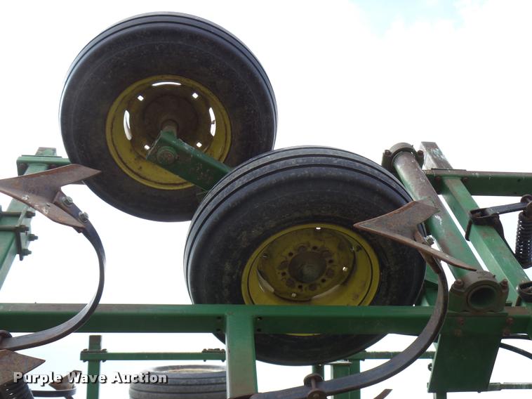 image for item DB2498 John Deere 960 field cultivator