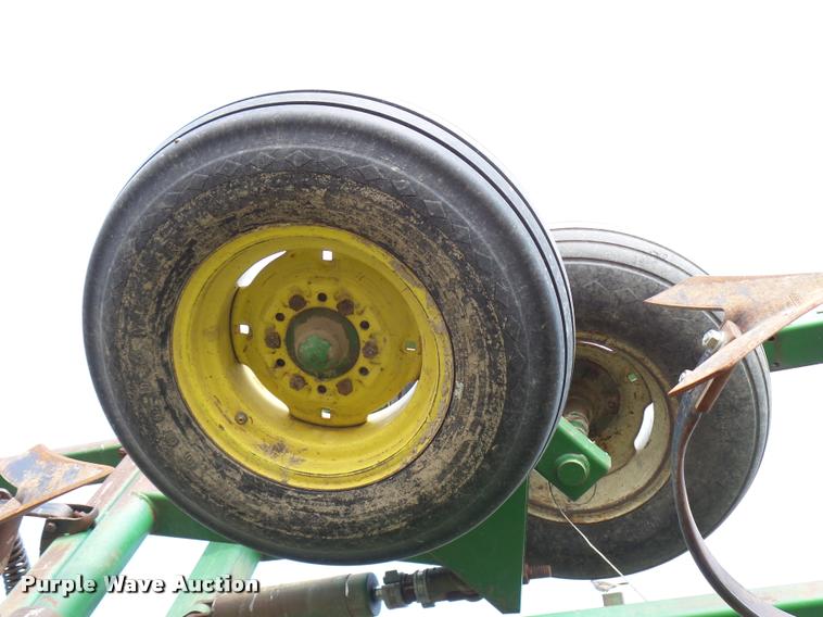 image for item DB2498 John Deere 960 field cultivator