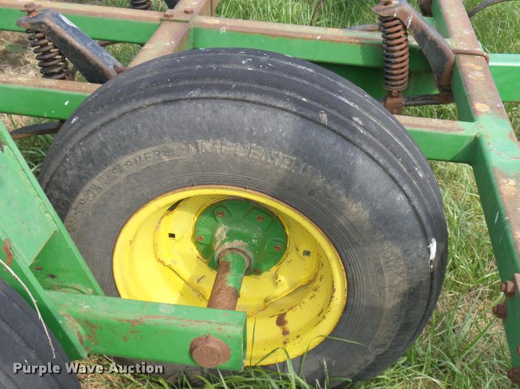 image for item DB2498 John Deere 960 field cultivator