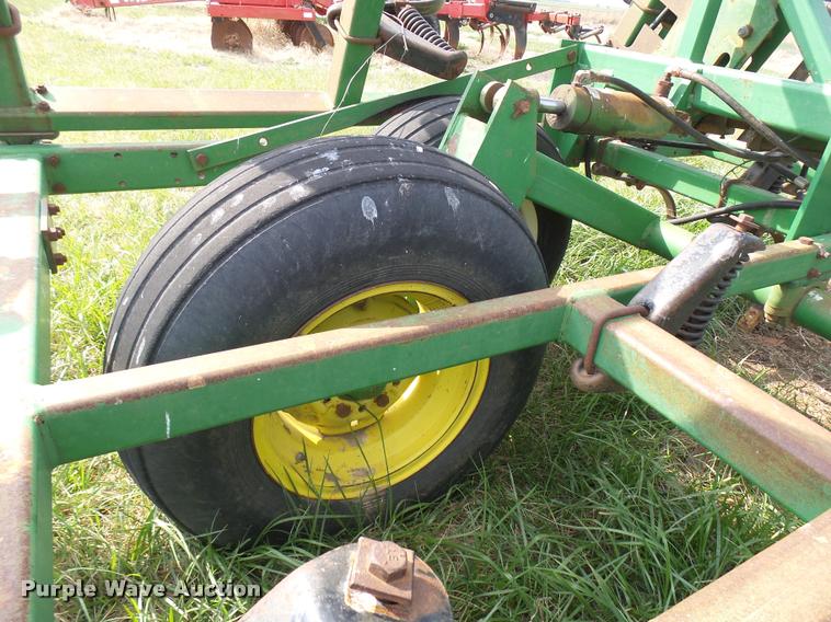 image for item DB2498 John Deere 960 field cultivator