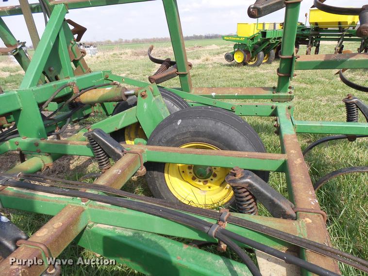 image for item DB2498 John Deere 960 field cultivator