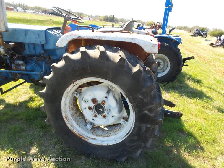 image for item DE9547 Ford F-1700 tractor