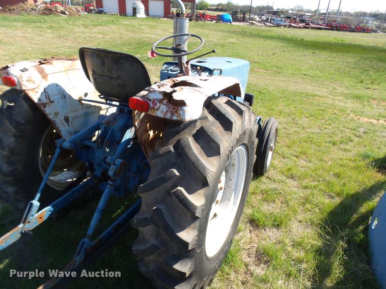 image for item DE9547 Ford F-1700 tractor