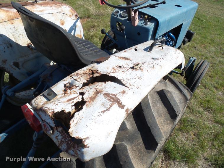 image for item DE9547 Ford F-1700 tractor