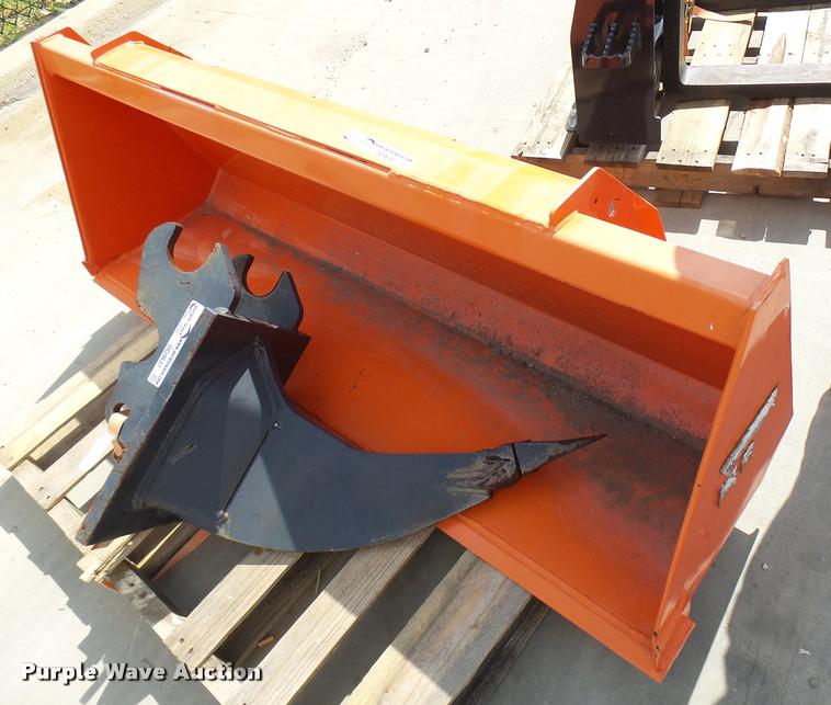 image for item DG9636 Kubota L2235A bucket