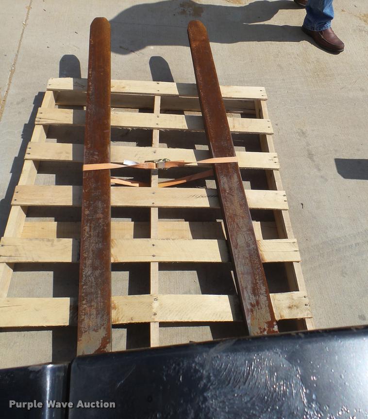 image for item DG9638 Kubota pallet forks