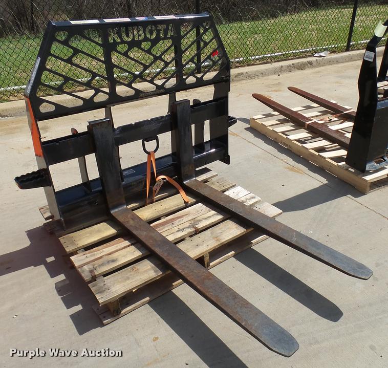 image for item DG9639 Kubota S6621 pallet forks