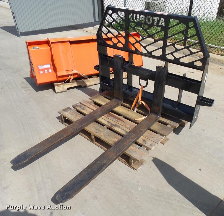 image for item DG9639 Kubota S6621 pallet forks