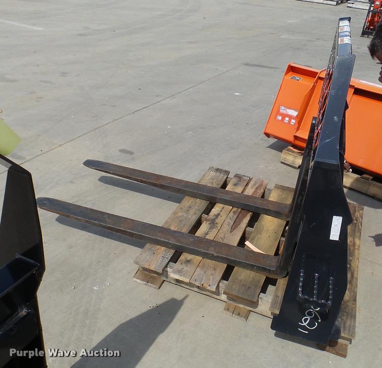image for item DG9639 Kubota S6621 pallet forks