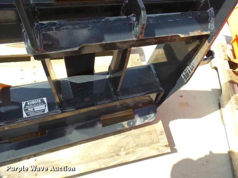 image for item DG9639 Kubota S6621 pallet forks
