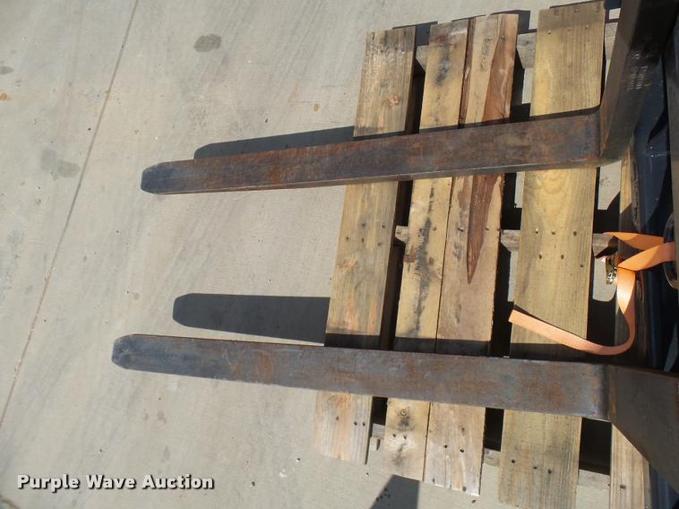 image for item DG9639 Kubota S6621 pallet forks