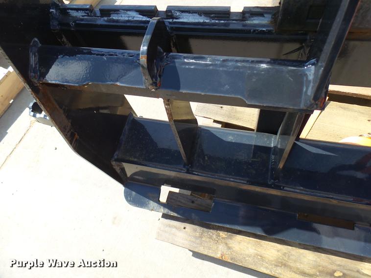 image for item DG9639 Kubota S6621 pallet forks