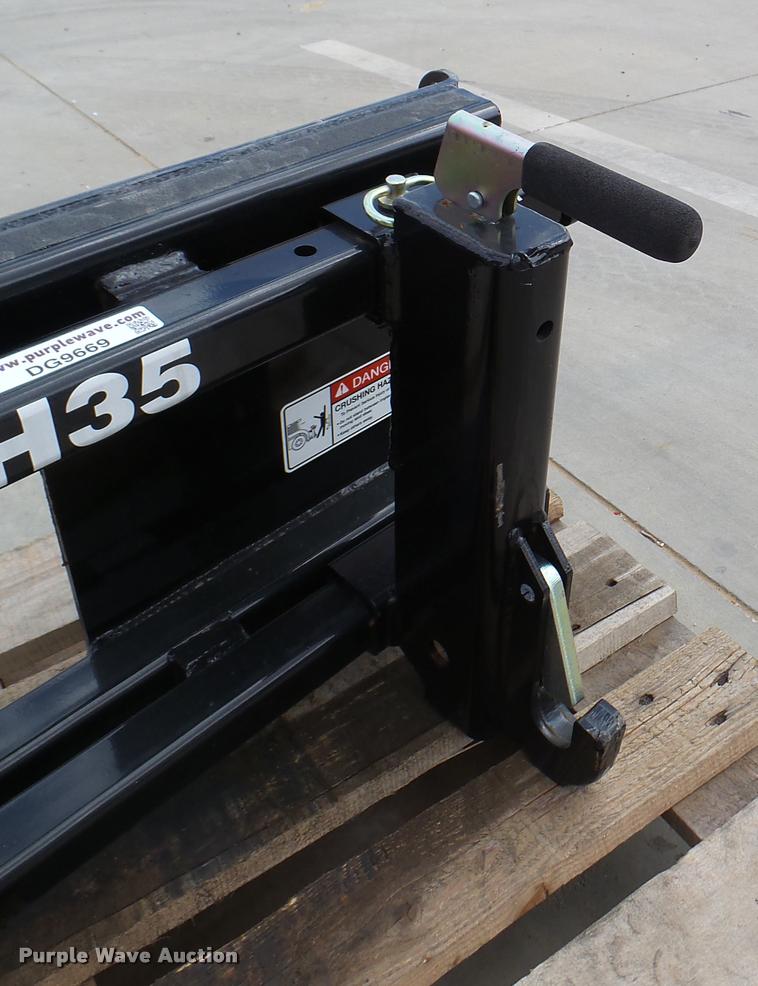 image for item DG9669 Kubota SH35 skid steer hitch