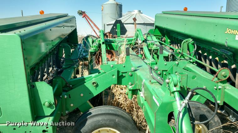 image for item DI9764 2002 John Deere 455 grain drill
