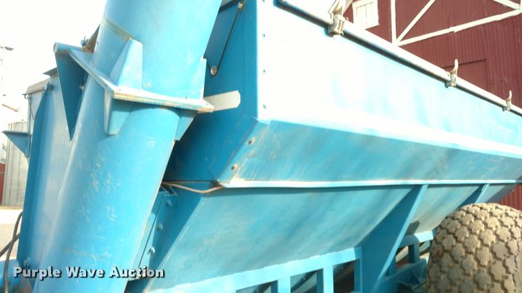 image for item DI9792 Kinze 800 grain cart